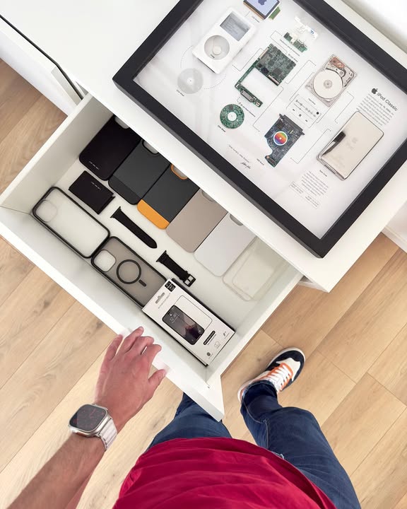 GridStudiocc's tweet image. The drawer changes every season, but the iPod? ➡ Forever.

#GridStudio #iPodClassic #RetroTech #AppleNostalgia #VintageVibes #DeskAesthetic #TechGifts
