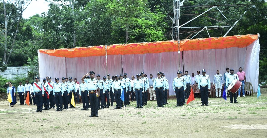 IbValley_MCL's tweet photo. 🇮🇳 On the eve of the 79th Independence Day, our General Manager, Ib Valley Area hoisted the national flag and felicitated employees for their outstanding performance. Together, we celebrate the spirit of freedom and dedication. Jai Hind! #IndependenceDay2025 #IBValley #MCL https://t.co/HweQ594MKV