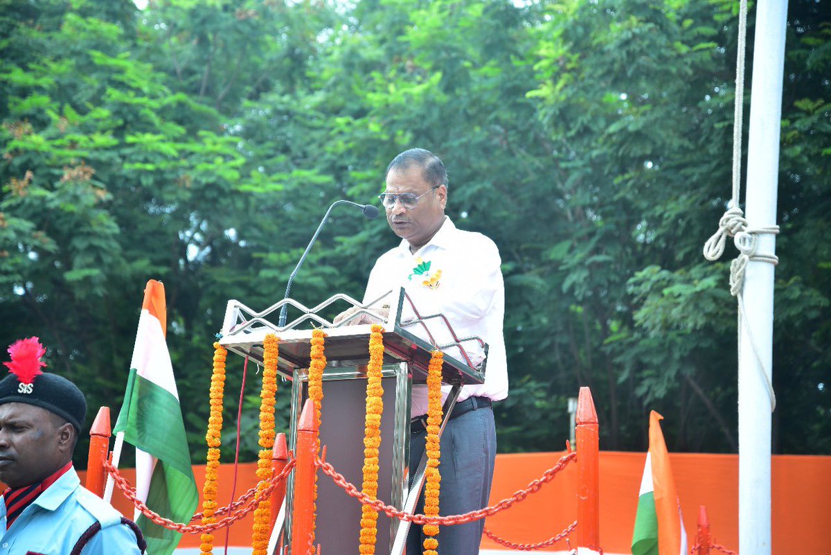 IbValley_MCL's tweet photo. 🇮🇳 On the eve of the 79th Independence Day, our General Manager, Ib Valley Area hoisted the national flag and felicitated employees for their outstanding performance. Together, we celebrate the spirit of freedom and dedication. Jai Hind! #IndependenceDay2025 #IBValley #MCL https://t.co/HweQ594MKV
