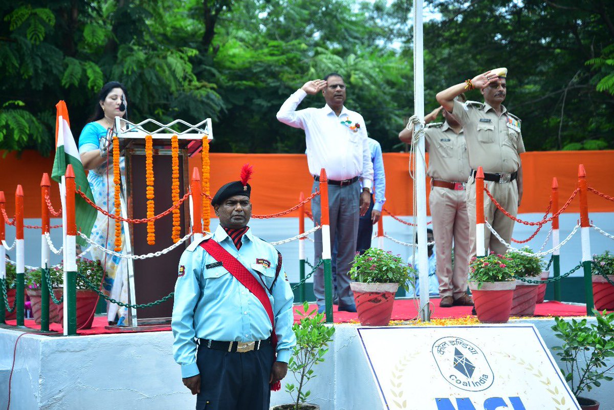IbValley_MCL's tweet photo. 🇮🇳 On the eve of the 79th Independence Day, our General Manager, Ib Valley Area hoisted the national flag and felicitated employees for their outstanding performance. Together, we celebrate the spirit of freedom and dedication. Jai Hind! #IndependenceDay2025 #IBValley #MCL https://t.co/HweQ594MKV