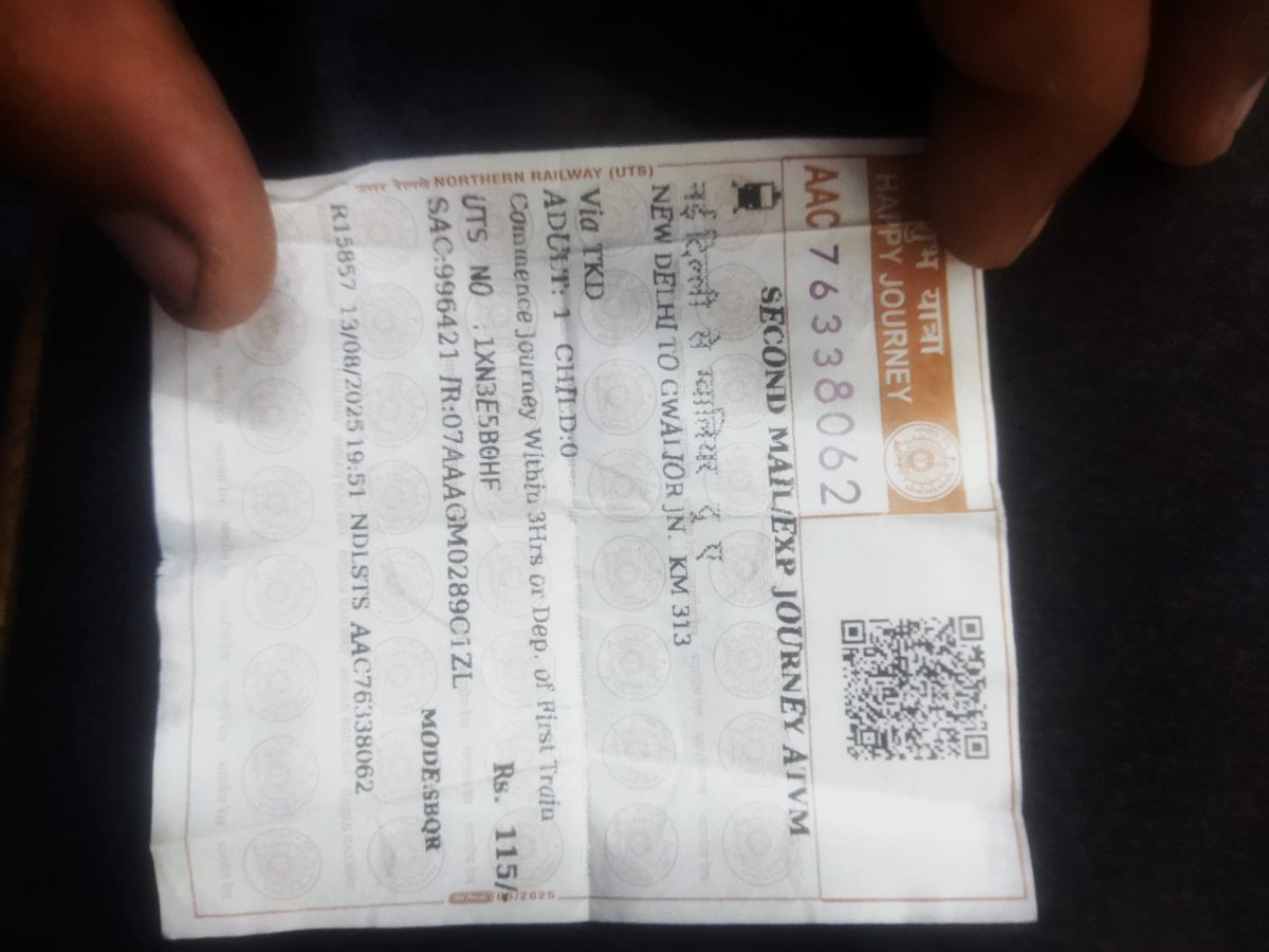SoloveSingh's tweet photo. @rpfncr @RPFCR @RailwaySeva @rpfncragc 13/8/2025 को नई दिल्ली से ग्वालियर आ रहा था तभी मुझसे टी टी और जीआरपी के पुलिस कर्मियों ने मेरे साथ मारपीट की और झूठी एफआईआर दर्ज करा दी और जान से मरने की धमकी दी
जीआरपी पुलिस कर्मी का नाम गौरव कुमार और मोहित कुमार है टीटी नाम शिवदेश और सुरजन सिंह है इन चारो ने मेरे साथ मार पीट https://t.co/ANiofo9M0c