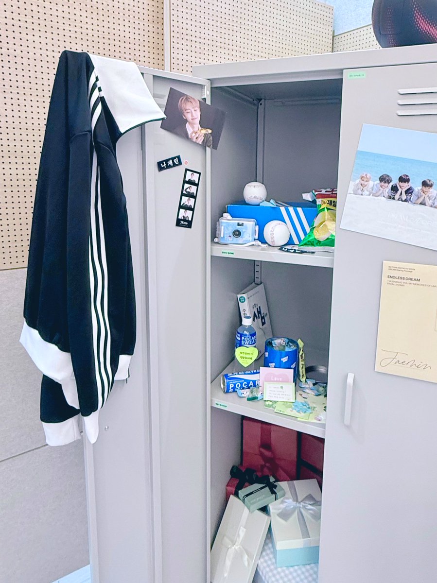 _00zam's tweet photo. 📍카페 메리

카페가 너무 예쁘게 꾸며져 있었음 사물함에 쪽지 많은 게 재민 선배 그자체..걸려있는 사진들도 넘 예뻤움 (˶ ᷇𖥦 ᷆˵) 럭드는 중복이었지만 특전이 맘에 들었던 1ST 카페

#앞으로도_재민이와_함께할_여름
#JAEMIN_IN_MY_SUMMER https://t.co/2Irt6Z0MLU