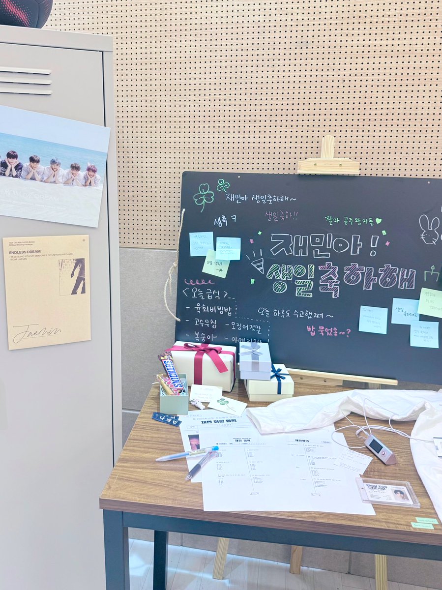 _00zam's tweet photo. 📍카페 메리

카페가 너무 예쁘게 꾸며져 있었음 사물함에 쪽지 많은 게 재민 선배 그자체..걸려있는 사진들도 넘 예뻤움 (˶ ᷇𖥦 ᷆˵) 럭드는 중복이었지만 특전이 맘에 들었던 1ST 카페

#앞으로도_재민이와_함께할_여름
#JAEMIN_IN_MY_SUMMER https://t.co/2Irt6Z0MLU