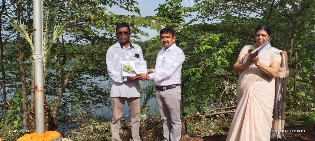 SBM-G, DRDA Valsad (@sbmr_valsad) on Twitter photo તા.૧૫/૦૮/૨૦૨૫ નારોજ હર ઘર તિરંગા, હર ઘર સ્વચ્છતા: સ્વતંત્રતા કા ઉત્સવ, સ્વચ્છતા કે સંગ” અભિયાન અંતર્ગત પારડી તાલુકાના કિકરલા અને કલસર ગામમાં ધ્વજ વંદનના કર્યક્રમમાં સફાઈ કર્મીઓનું સન્માન કરવામાં આવ્યુ.
<a href="/SwachhBharatGov/">Swachh Bharat Urban</a> <a href="/CMOGujarat/">Karma Patel</a>
<a href="/SBMR_Gujarat/">Swachh Bharat Mission- Gramin, Gujarat</a> <a href="/MoJSDDWS/">Department of Drinking Water & Sanitation (#DDWS)</a>
@SwachhBhara તા.૧૫/૦૮/૨૦૨૫ નારોજ હર ઘર તિરંગા, હર ઘર સ્વચ્છતા: સ્વતંત્રતા કા ઉત્સવ, સ્વચ્છતા કે સંગ” અભિયાન અંતર્ગત પારડી તાલુકાના કિકરલા અને કલસર ગામમાં ધ્વજ વંદનના કર્યક્રમમાં સફાઈ કર્મીઓનું સન્માન કરવામાં આવ્યુ.
<a href="/SwachhBharatGov/">Swachh Bharat Urban</a> <a href="/CMOGujarat/">Karma Patel</a>
<a href="/SBMR_Gujarat/">Swachh Bharat Mission- Gramin, Gujarat</a> <a href="/MoJSDDWS/">Department of Drinking Water & Sanitation (#DDWS)</a>
@SwachhBhara