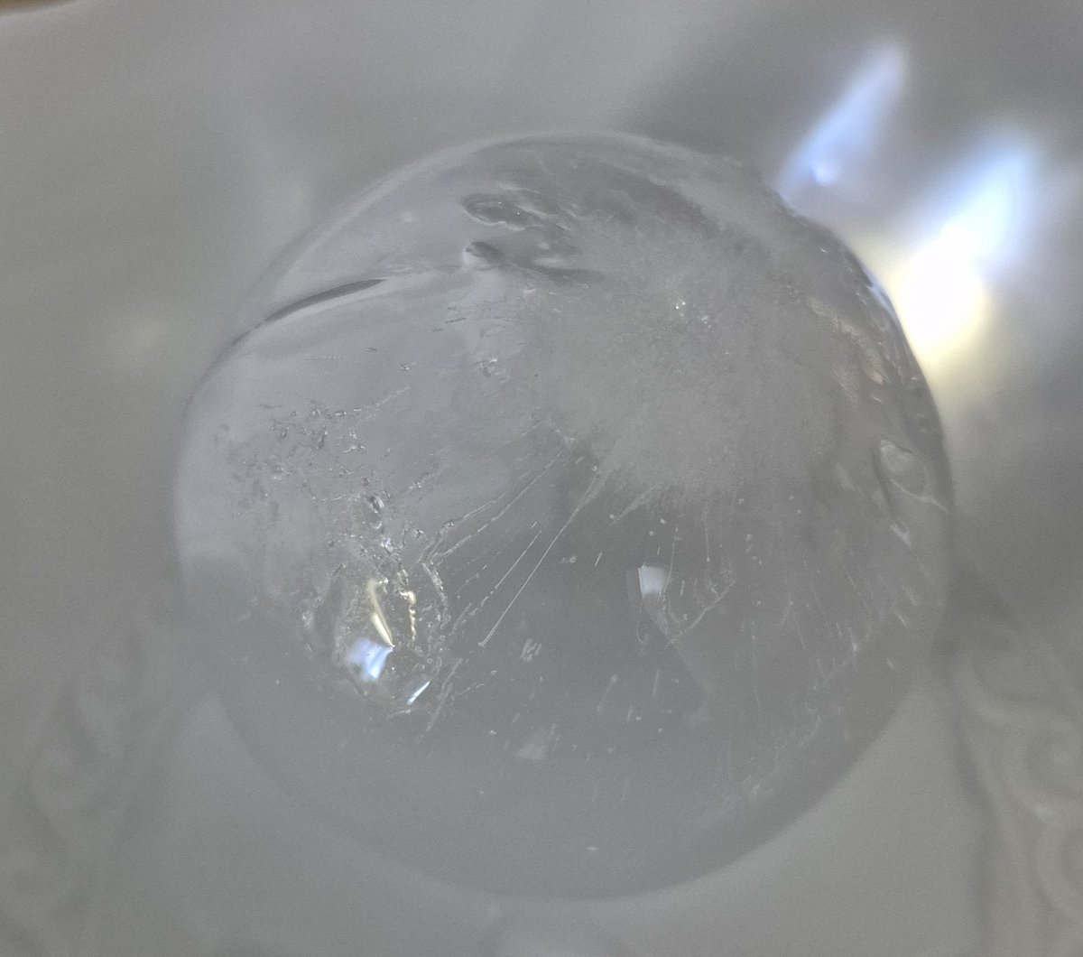 jin3fan's tweet photo. 梨泰院のポップアップストアで買った
#ICEBALLMAKER😊
綺麗で真ん丸の氷が出来たよ!!
グラスにこれを入れて
#IGIN を飲んだら美味しそう😍🎶
まだ仕事中なので夜まで我慢🤣
@igin_sns https://t.co/J6vMdVIn4k