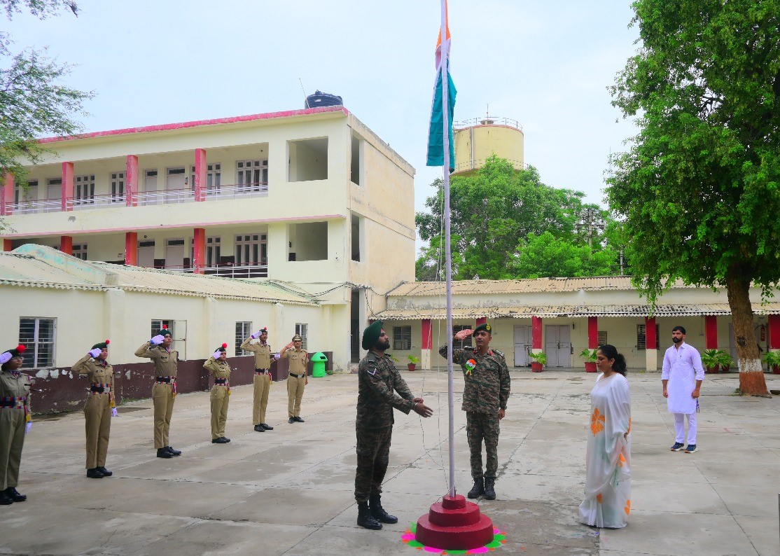 apsfazilka's tweet photo. 🇮🇳 A vibrant #IndependenceDay celebration in school APS Fazilka— from the dignified flag hoisting to captivating cultural performances, graceful dance acts, and soul-stirring instrumental music. A day of pride, unity, and homage to our freedom fighters. Jai Hind Bharat! ✨🕊 https://t.co/EgOtRriSsf