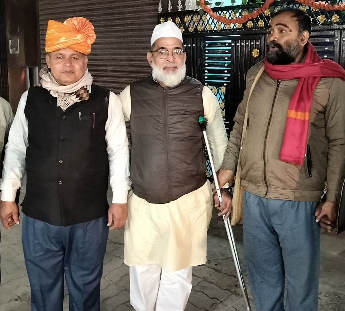 (79वाँ स्वतंत्रता दिवस - 2025 विशेष)
"किसकी है जनवरी, किसका अगस्त है?
कौन यहाँ सुखी है, कौन यहाँ मस्त है?
सेठ है, शोषक है, नामी गला-काटू है
गालियां भी सुनता है, भारी थूक-चाटू है
चोर है, डाकू है, झूठा-मक्कार है
कातिल है, छलिया है, लुच्चा-लबार है...
:- नागार्जुन