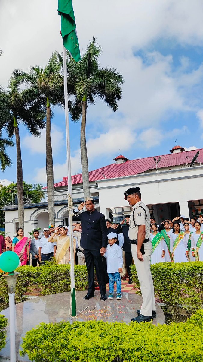 स्वतंत्रता दिवस के अवसर पर जिलाधिकारी दरभंगा श्री कौशल कुमार द्वारा आवासीय कार्यालय परिसर में ध्वजारोहण किया गया।
इस अवसर पर सहायक समाहर्ता के परीक्षित, उप विकास आयुक्त स्वप्निल, नगर आयुक्त राकेश कुमार गुप्ता, अपर समाहर्ता (राजस्व) मनोज कुमार  आदि पदाधिकारीगण उपस्थित थे।