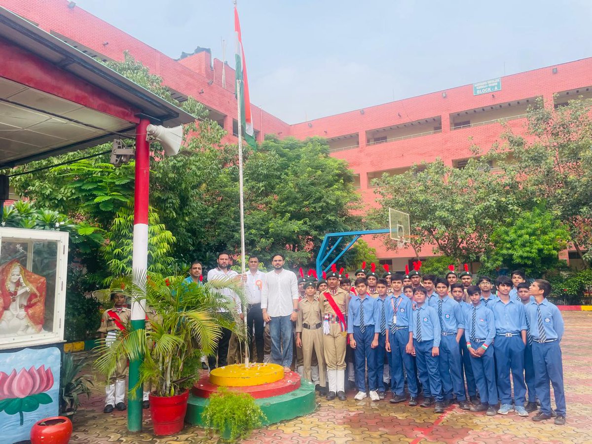 Svkakrola's tweet photo. 79 वें स्वतंत्रता दिवस के अवसर पर सर्वोदय विद्यालय ककरोला में ध्वजारोहण किया गया व एनसीसी कैडेट्स के द्वारा तिरंगा यात्रा निकाली गई ।
#IndependenceDay ,@narendramodi ,@Dir_Education ,@gupta_rekha ,@CMODelhi ,@ashishsood_bjp ,@Sumanisyadav https://t.co/AbCTiWQ3Fp