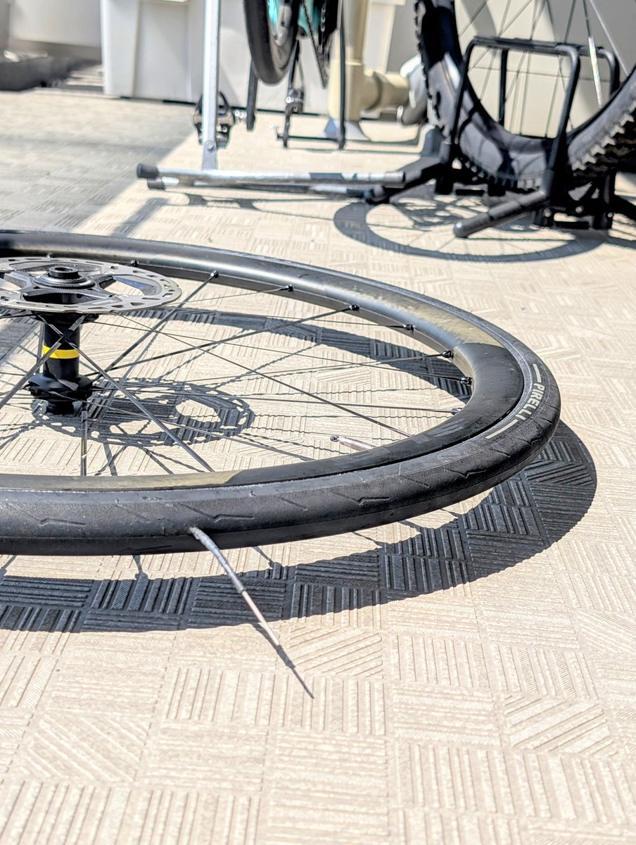 namako's tweet photo. チューブレスタイヤのパンク修理にレザインのTUBELESS PRO PLUGSを使ってみた。
タイヤ剥がしてヤスリかけて裏から穴に刺してパッチして不要な分を切るだけの簡単な修理。
これでもうしばらくタイヤ使えるなら交換より安上がり！ https://t.co/cYutltAHxO