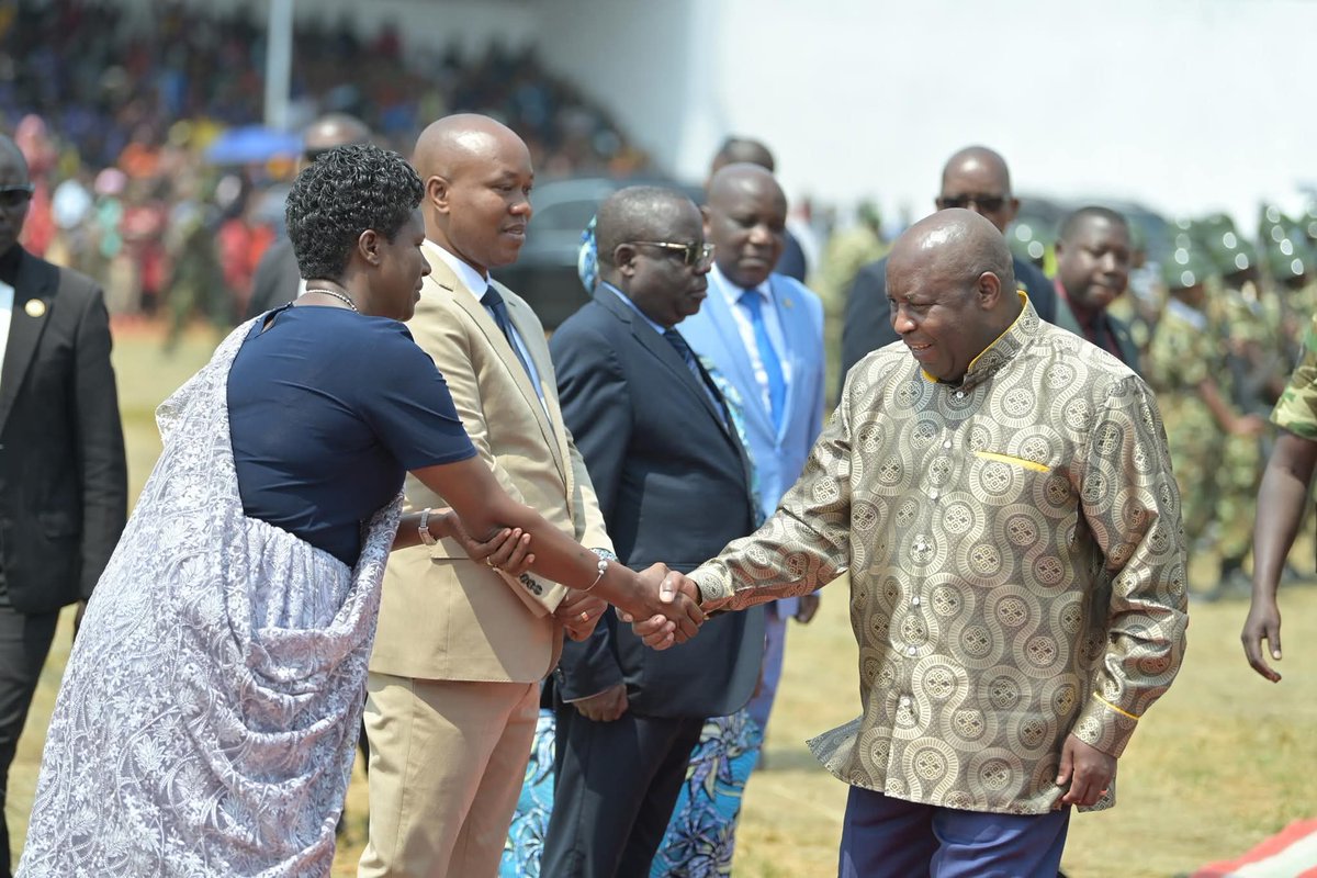 Intumwa Burundi (@intumwanews) on Twitter photo Le jeudi 14 Août 2025, le Président de la République du #Burundi, <a href="/GeneralNeva/">SE Evariste Ndayishimiye</a>, a présenté officiellement le nouveau Gouverneur de la province de <a href="/PButanyerera/">Province Butanyerera</a>, Victor Segasago. La cérémonie a eu lieu au stade Kugasaka ka Inarunyonga, dans la commune de #Ngozi, qui est aussi le Le jeudi 14 Août 2025, le Président de la République du #Burundi, <a href="/GeneralNeva/">SE Evariste Ndayishimiye</a>, a présenté officiellement le nouveau Gouverneur de la province de <a href="/PButanyerera/">Province Butanyerera</a>, Victor Segasago. La cérémonie a eu lieu au stade Kugasaka ka Inarunyonga, dans la commune de #Ngozi, qui est aussi le