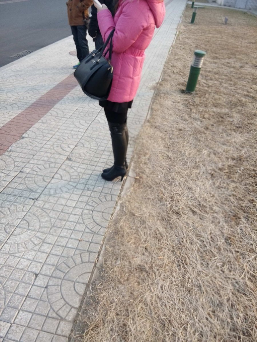 cyclone21992188's tweet photo. #长靴 #过膝长靴 #靴子 有没有过膝长靴的男同好们，对过膝靴有着特殊的爱好，在大街上，公司里，学校里，看到穿过膝靴的女士总是忍不住多看一眼，拿手机偷偷记录 https://t.co/Z3cHt0nlh7