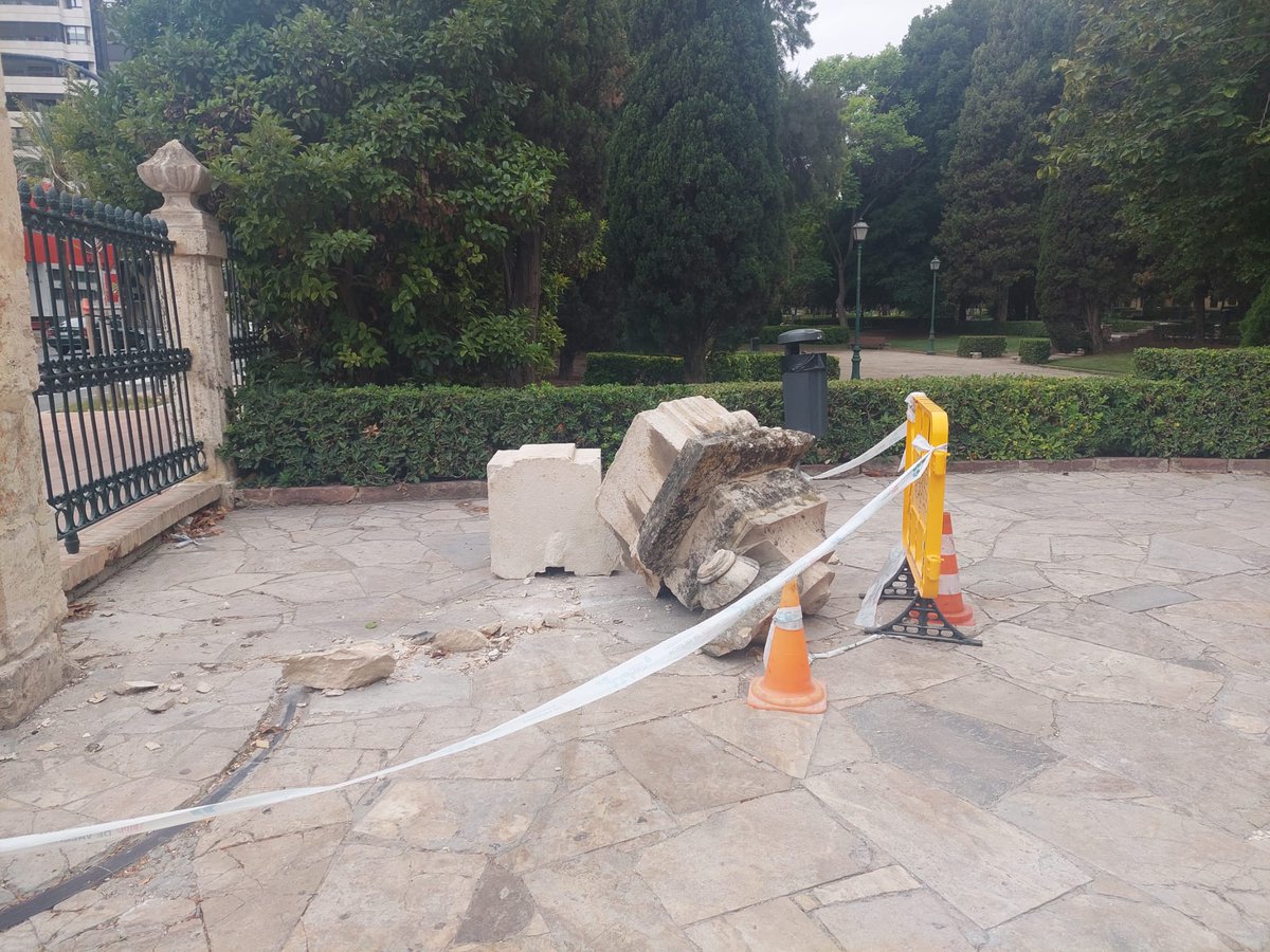 lasprovincias.es/valencia-ciuda… La empresa del camión que destrozó la puerta de Viveros pagará los daños. Faltaría más. Y a parte, la sanción administrativa/judicial (art. 324 Código Penal) correspondiente por daños contra el patrimonio cultural <a href="/AjuntamentVLC/">Ajuntament València</a> <a href="/mjosecatala/">María José Catalá</a>