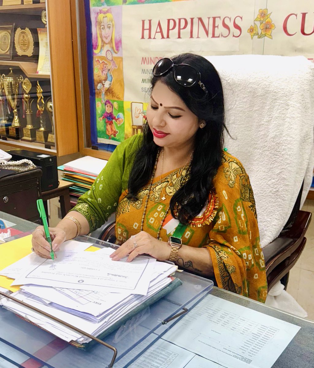 #PoonamKiMannKiBaat 
नेतृत्व का अर्थ सिर्फ आदेश देना नहीं, बल्कि उदाहरण बनकर राह दिखाना है। 💫 #Leadership #Inspiration
<a href="/RSKV_JM/">RSKV No.2 Jama Masjid</a> <a href="/uma_kapur/">Tr. Uma Kapur</a>