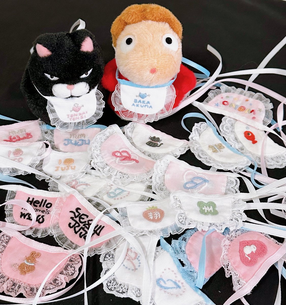 안녕하세요 
닉쭈온 J-8에서 판매할 턱받이입니다
최종 인포는 늦은 밤에 올려두겠습니다 . . !
