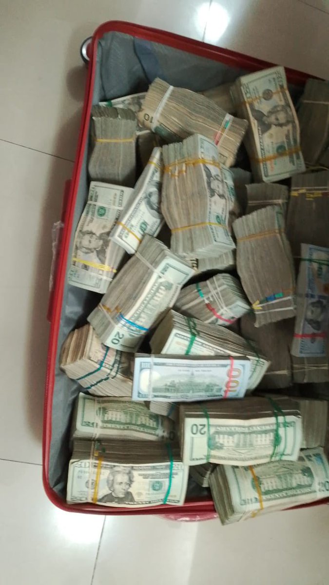 ralcivarTA's tweet photo. 🚨OPERATIVO APOLO 3.0🚨

La @PoliciaEcuador está interviniendo las ciudadelas privadas Málaga 2 y Santa María de Casa Grande en Daule. En simultáneo, casas en General Villamil Playas. 

Se ha encontrado más de $100mil en efectivo, chalecos balísticos, y altares a la Santa Muerte https://t.co/dyVOgpMqGr