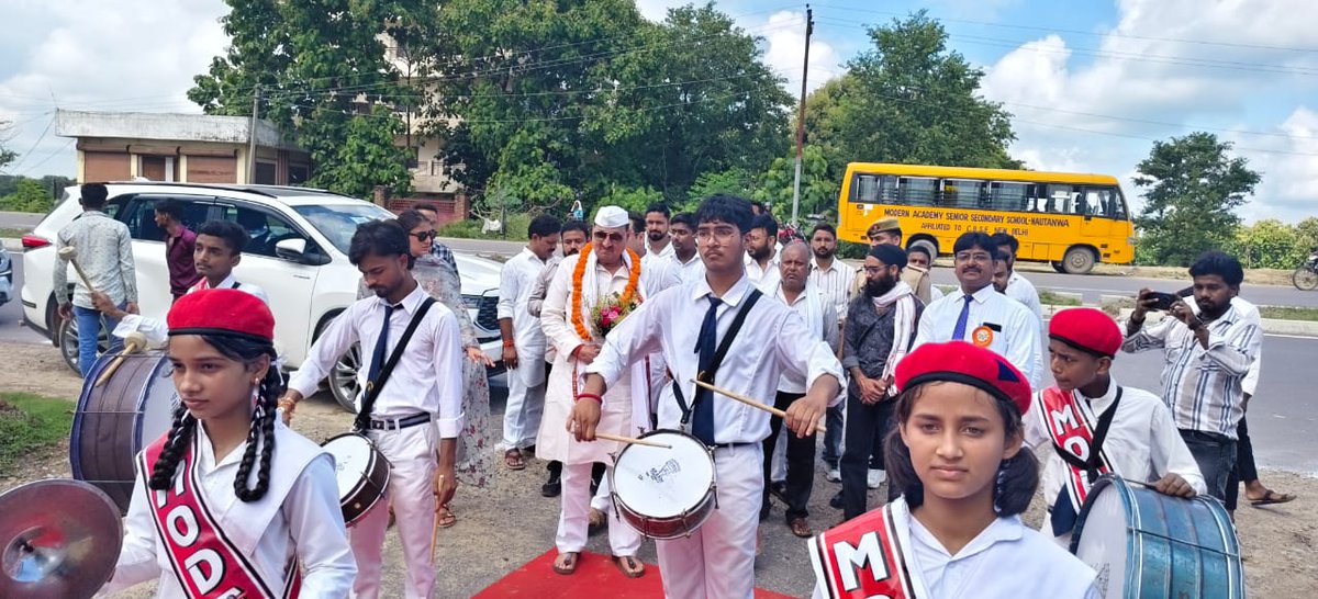 amanmani99's tweet photo. हमारे विधान सभा क्षेत्र के नौतनवा में स्थित मॉडर्न एकेडमी सीनियर सेकेंड्री हाई स्कूल में हम व पूर्व मंत्री मा अमरमणि त्रिपाठी जी उपस्थित होकर आज स्वतंत्रता दिवस के सुभावसर पर ध्वजारोहण कर उपस्थित छात्र छात्राओं को शुभकामना दिया इस मौके पर पूर्व प्रमुख श्री प्रहलाद प्रसाद, संजय पांडेय, गौरव तिवारी, फैज खान, राहुल त्रिपाठी, आदर्श पाण्डेय, विनीत पाण्डेय, विवेक शुक्ला, तैयब खान,सहित तमाम गणमान्य लोग मौजूद रहे