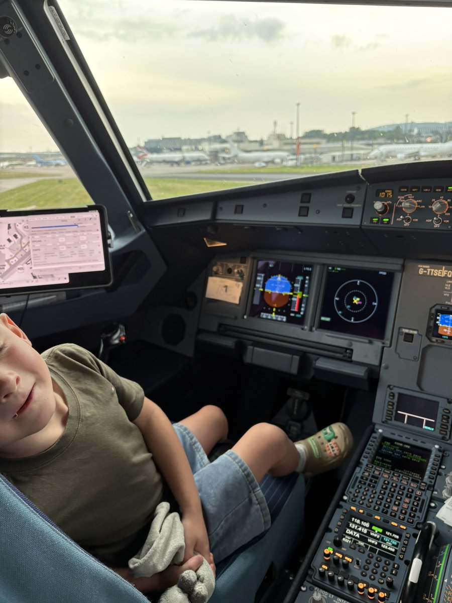 lindy1987's tweet photo. @British_Airways Training has commenced 🤣 https://t.co/A7GBT1MLQ0