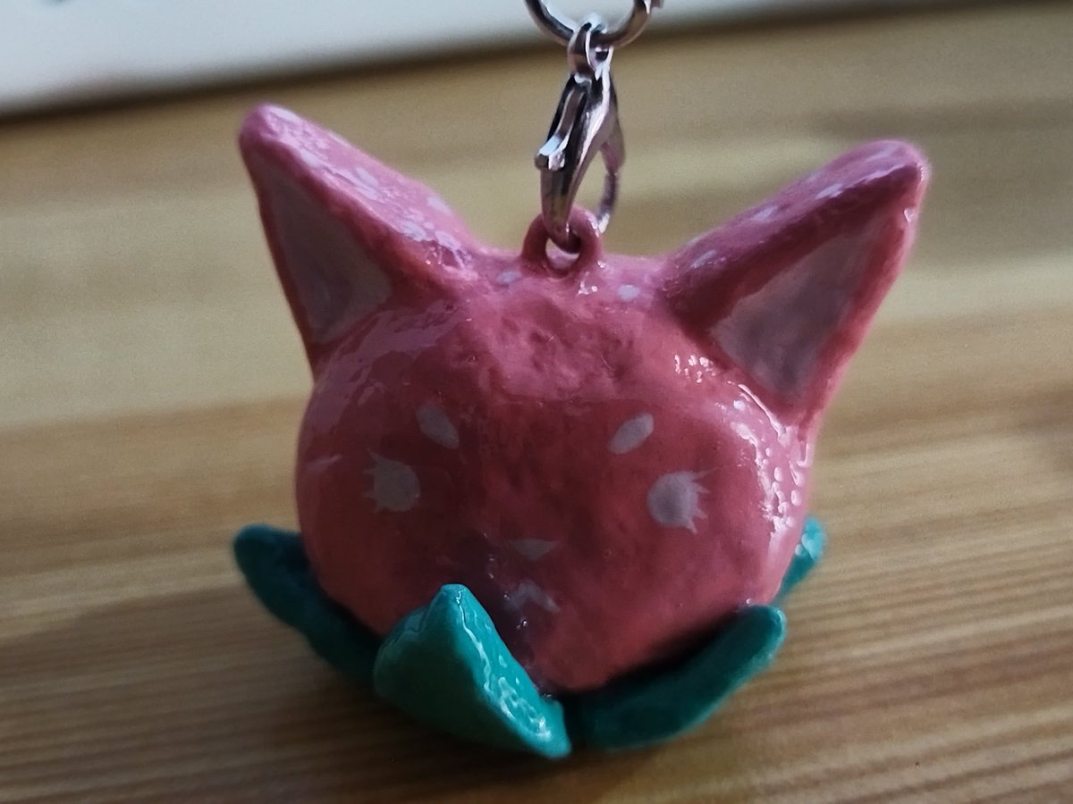 EnviouslyMe_'s tweet image. Strawberry Cat #Claycharm #art #strawberrycat #keychain
