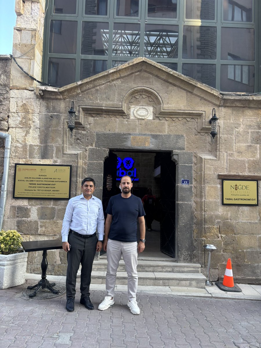 📍 Niğde / Altunhisar
Ailemizin gururlarından, değerli amcam oğlu Altunhisar Kaymakamı Abdülhamit Bağış’ı ziyaret ederek hasret giderdik. Nazik misafirperverliği ve gönülden sohbeti için kendisine teşekkür ediyorum.
<a href="/abdulhamitbagis/">Abdulhamit BAĞIŞ</a> <a href="/NigdeValiligi/">T.C. Niğde Valiliği</a>