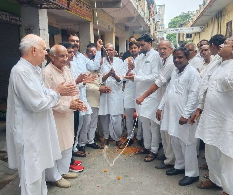 CH. SACHIN SAROHA { Politician } (@sachinsaroharld) on Twitter photo आज शामली में समाजवादी पार्टी कार्यालय पर प्रबुद्धजनों के साथ झंडारोहण करते हुए ।।
<a href="/yadavakhilesh/">Akhilesh Yadav</a> <a href="/arjunyadav_0/">Arjun Yadav</a> <a href="/JaikyYadav16/">Jaiky Yadav</a> <a href="/samajwadiparty/">Samajwadi Party</a> <a href="/UDhakre/">Udaiveersingh</a> <a href="/_Shyamlalpal/">श्याम लाल पाल</a> <a href="/Pushpendra_MP_/">Pushpendra Saroj</a> <a href="/MPDharmendraYdv/">Dharmendra Yadav</a> आज शामली में समाजवादी पार्टी कार्यालय पर प्रबुद्धजनों के साथ झंडारोहण करते हुए ।।
<a href="/yadavakhilesh/">Akhilesh Yadav</a> <a href="/arjunyadav_0/">Arjun Yadav</a> <a href="/JaikyYadav16/">Jaiky Yadav</a> <a href="/samajwadiparty/">Samajwadi Party</a> <a href="/UDhakre/">Udaiveersingh</a> <a href="/_Shyamlalpal/">श्याम लाल पाल</a> <a href="/Pushpendra_MP_/">Pushpendra Saroj</a> <a href="/MPDharmendraYdv/">Dharmendra Yadav</a>