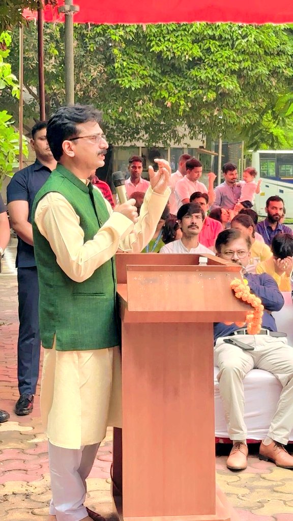 CCRAS_MoAyush's tweet photo. The Tricolour flies high at #CCRAS! 🇮🇳
DG, CCRAS, Prof. @rnacharya1967, along with DG, #CCRUM &amp; others, proudly unfurl the flag at CCCBC, New Delhi, celebrating India’s 79th Independence Day.

#79thIndependenceDay #IndependenceDay2025 
@mpprataprao @moayush @secymoayush @PIBAYUSH https://t.co/UygulNQXXX