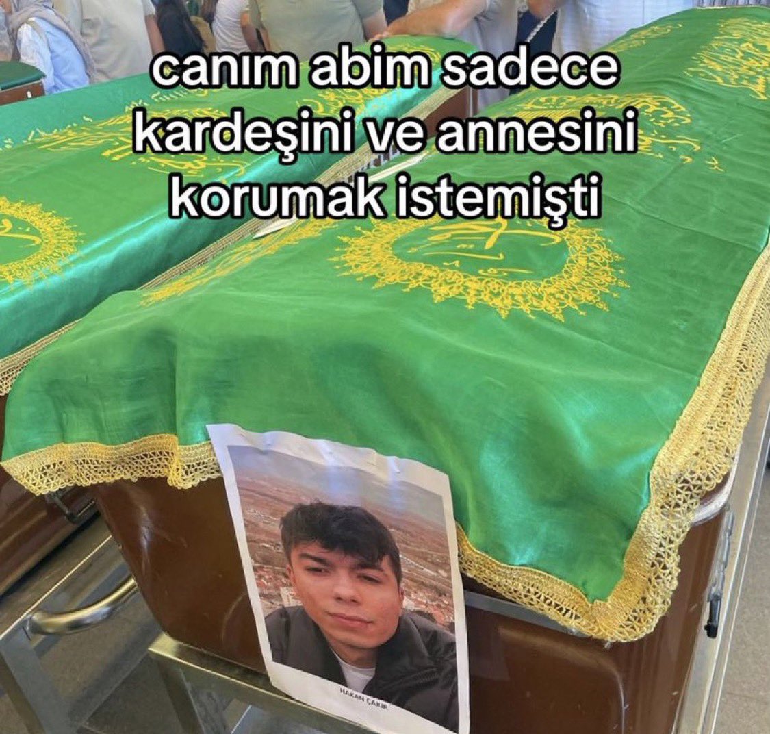 TheAyico's tweet photo. Hakan 22 yaşında ailesine bakabilmek için yeni işyeri açmıştı

Siyasetçilerin sabah akşam yaladığı Zağros fareleri kız kardeşini taciz etti, abisi ve babasını bıçakladı, kendisini ise dükkanında katlettiler. Unutmayın, kininizi diri tutun. https://t.co/X7zAdOwIla