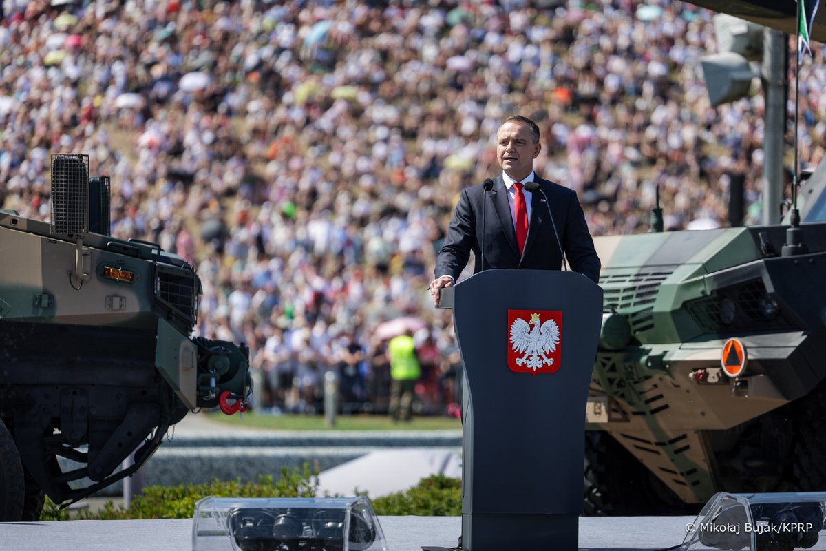 Kancelaria Prezydenta RP (@prezydentpl) on Twitter photo 🇵🇱 Prezydent RP <a href="/NawrockiKn/">Karol Nawrocki</a> podczas defilady z okazji Święta Wojska Polskiego:
Lekcja zwycięstwa sprzed 105 lat mówi do nas, że wygraliśmy dzięki jedności, dzięki wspólnocie. Nie tylko wspólnocie wszystkich partii i środowisk politycznych z roku 1920, ale także dzięki temu, że do 🇵🇱 Prezydent RP <a href="/NawrockiKn/">Karol Nawrocki</a> podczas defilady z okazji Święta Wojska Polskiego:
Lekcja zwycięstwa sprzed 105 lat mówi do nas, że wygraliśmy dzięki jedności, dzięki wspólnocie. Nie tylko wspólnocie wszystkich partii i środowisk politycznych z roku 1920, ale także dzięki temu, że do