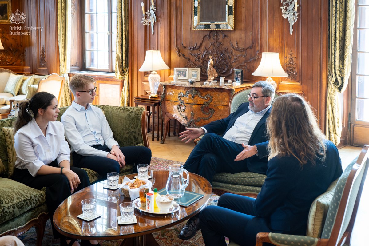 ukinhungary's tweet image. 🏅 Ambassador @PaulFox_FCDO hosted the winners of this year’s IBS #WorldTourTriviaCompetition at the Residence. The competition puts #EnglishSkills &amp;amp; #GlobalKnowledge to the test with the top prize being a return ticket &amp;amp; accommodation for 2 persons to any place in the world. ✈️