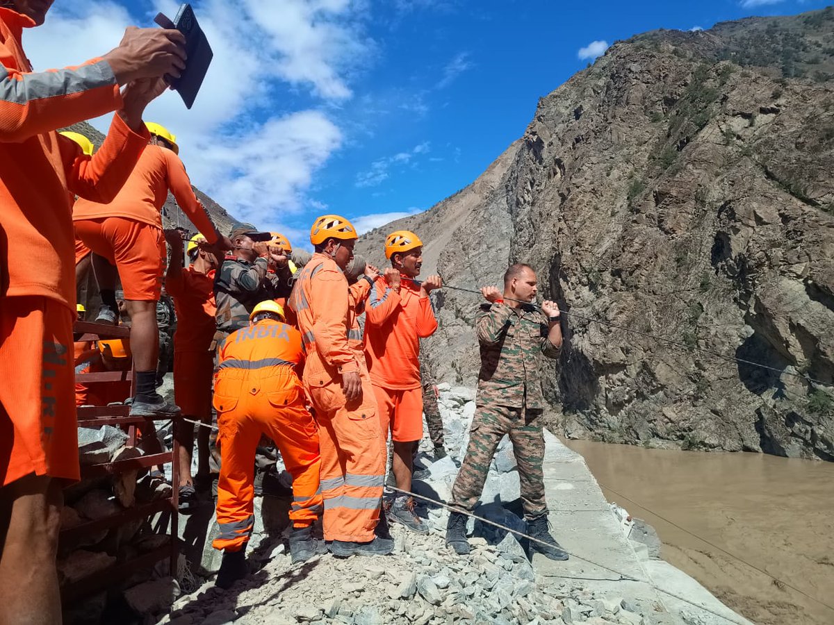 UBArea_IA's tweet photo. Update on Kinnaur Flash Flood 

Changing in course of Sutlej River, presented an opportunity to extricate the stranded civilians. 

'Flying Fox' launched by #IndianArmy and joint efforts with #NDRF and @DCKinnaur , @SPKinnaur commenced. All four civilians rescued by 4 PM.

Their names are :-
Som Dutt
Aseem Mohammed 
Sanjeeb Kumar
Murari Lal

@adgpi
@suryacommand
@NDRFHQ