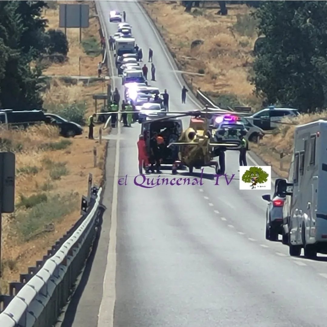 061Cordoba's tweet photo. #Helco del #CES061 de @061Cordoba interviene, junto con #SUAP de la zona, en un #siniestrovial consistente en salida de vía. Tras estabilizar a la persona afectada se traslada a @HUReinaSofia en #helicóptero. https://t.co/tCMmM3SwIH