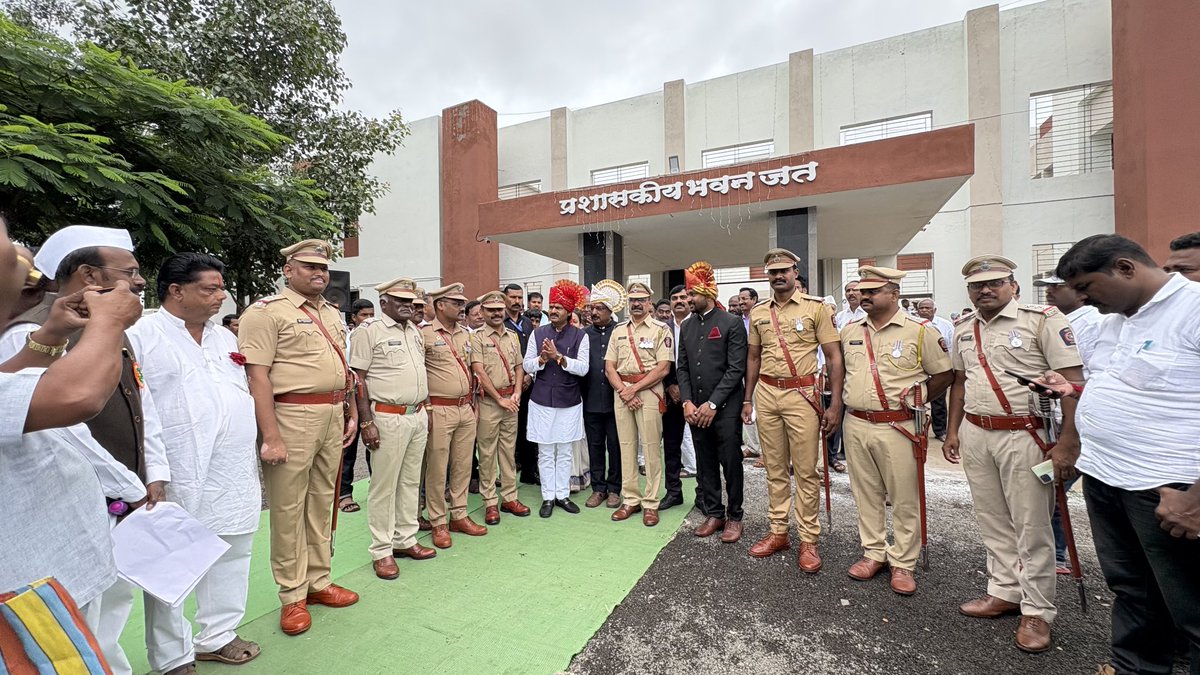 आज १५ ऑगस्ट स्वतंत्रता दिनानिमित्त जत येथील तहसील कार्यालयात माझ्या उपस्थितीत अभिमानपूर्वक झेंडावंदन कार्यक्रम संपन्न झाला. 

जय हिंद! 

#१५_ऑगस्ट #स्वातंत्र्यदिन
#independenceday #india #bharat #tiranga‌ #GopichandPadlkar