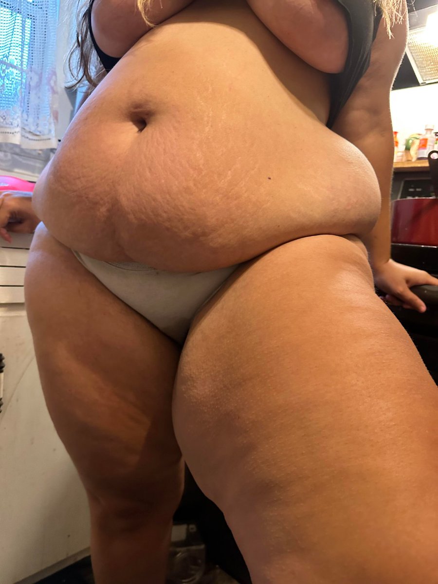 In the kitchen being naughty! 😈

Sub to my OF to see the rest of this set! 😉