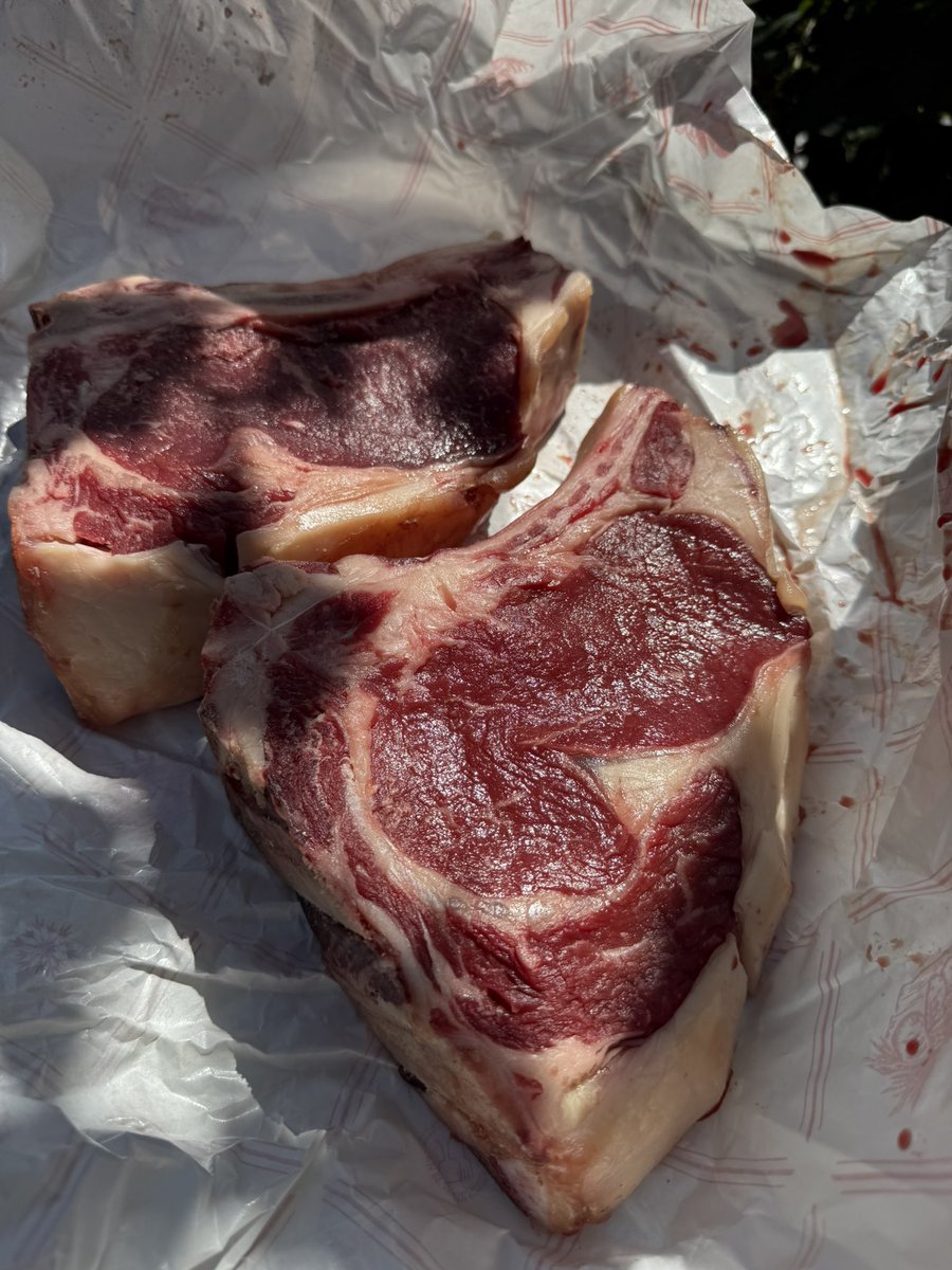 Buon ferragosto… a tutti. La polenta con ragú la pasan a mañana 16 de agosto, coincide con el concurso de leñador en Treppio, Toscana. Así que se saltan la tradición y he tenido que improvisar con verduras y algo de carne ;-)