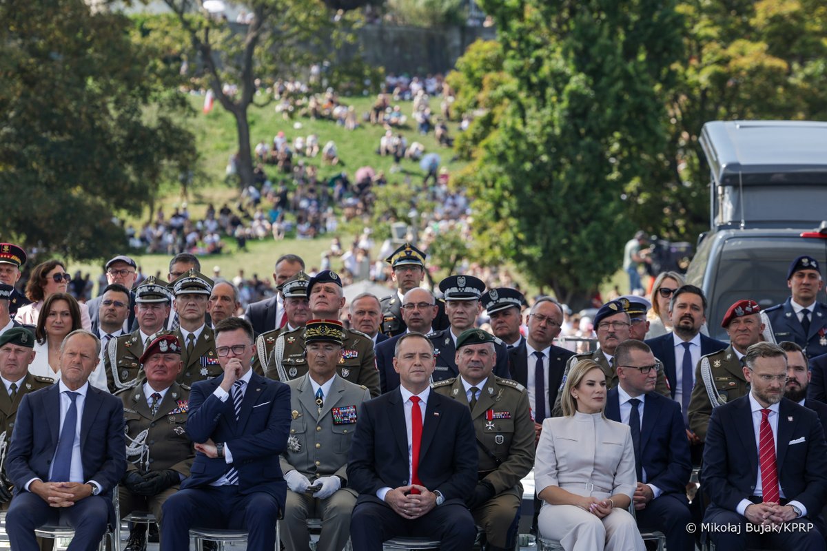 Kancelaria Prezydenta RP (@prezydentpl) on Twitter photo 🇵🇱 Prezydent RP <a href="/NawrockiKn/">Karol Nawrocki</a> podczas defilady z okazji Święta Wojska Polskiego:
Bezpieczeństwo nie może być przedmiotem sporu politycznego, nie pozwolę na to jako Prezydent RP. Bo bezpieczeństwo zapewniają żołnierze także o różnych poglądach politycznych. Tylko jedność i wspólnota 🇵🇱 Prezydent RP <a href="/NawrockiKn/">Karol Nawrocki</a> podczas defilady z okazji Święta Wojska Polskiego:
Bezpieczeństwo nie może być przedmiotem sporu politycznego, nie pozwolę na to jako Prezydent RP. Bo bezpieczeństwo zapewniają żołnierze także o różnych poglądach politycznych. Tylko jedność i wspólnota