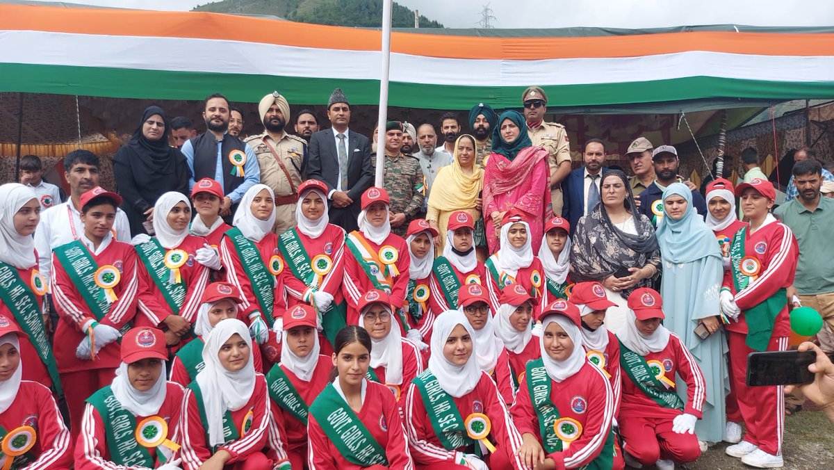 SDM Banihal Mohammad Naseeb Bajraan hoisted the National Flag with pride at Banihal to mark the 79th Independence Day, celebrating the spirit of unity, patriotism &amp; freedom. 🇮🇳 #IndependenceDay2025 #AzadiKaAmritMahotsav <a href="/diprjk/">Information & PR, J&K</a> <a href="/dcramban/">Deputy Commissioner (DEO), Ramban</a> <a href="/RambanPolice/">District Police Ramban</a>