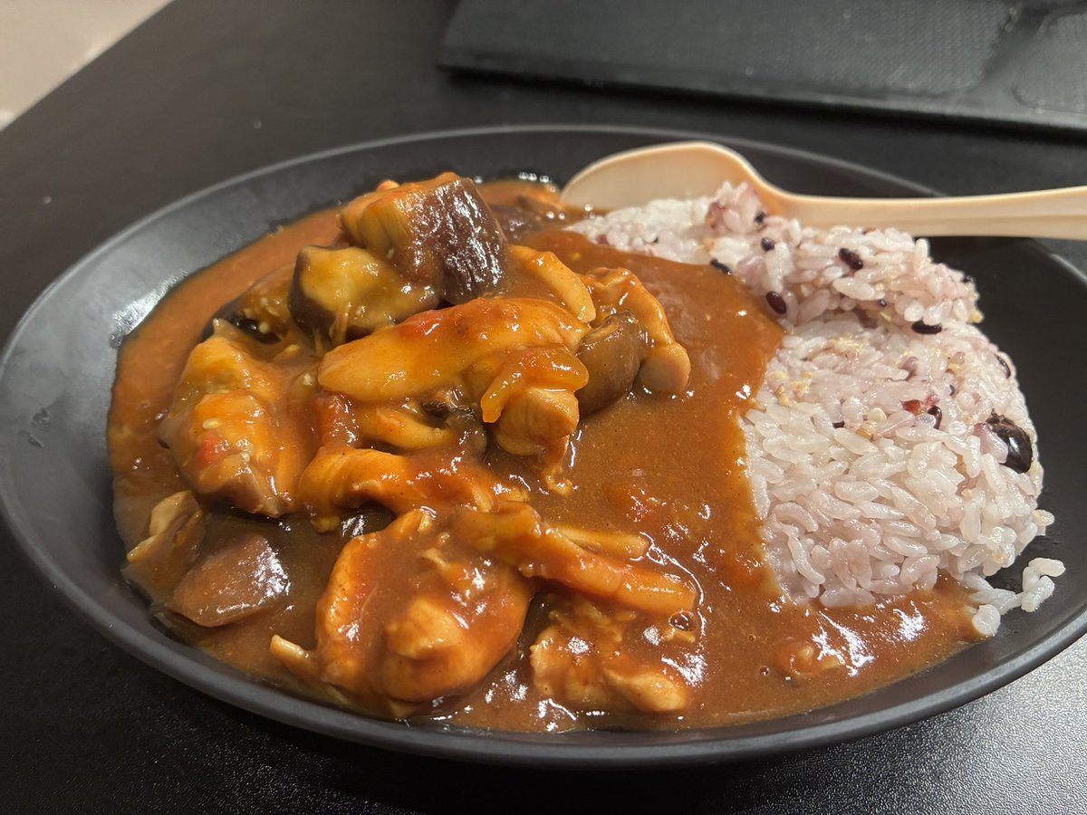freedomtks's tweet photo. 自炊歴10ヶ月の無水カレー

(材料)
トマト、ナス、しめじ、鶏もも、豚もも、玉ねぎペースト、りんごとハチミツのペースト、コンソメ、カロリーオフジャワカレーの粉 https://t.co/FLfka5g7ZO