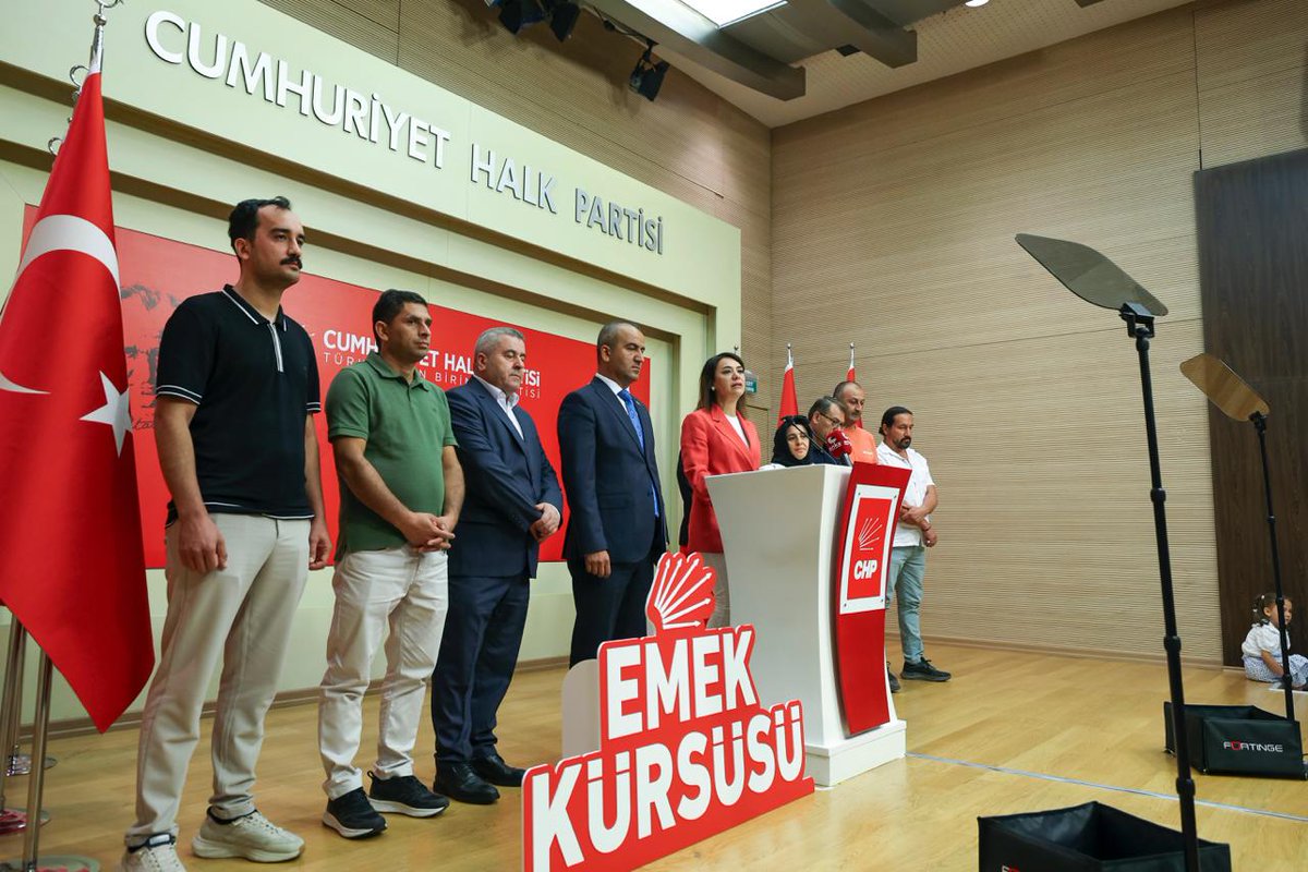 Bugün Genel Merkezimizde turizm emekçilerini ağırladık, Emek Kürsümüzde seslerine ses olduk. Dinlenme hakkını gasbeden “10+1” dayatması; insan haklarına, Anayasa’ya ve uluslararası çalışma hukukuna açıkça aykırıdır. Bu, emekçiyi kölelik koşullarına mahkûm etme girişimidir. Turizm