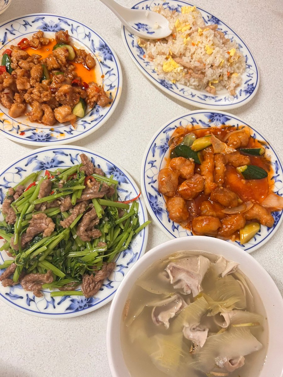 美味しそうな中華料理ディナー🍚🥢✨
色んな味が楽しめて最高です😋🔥
炒飯、甘酢あんかけ、牛肉と空芯菜炒め、スープまで完璧！🍳🥩🥬🍲
今日も元気いっぱい頑張ろう💪🌟