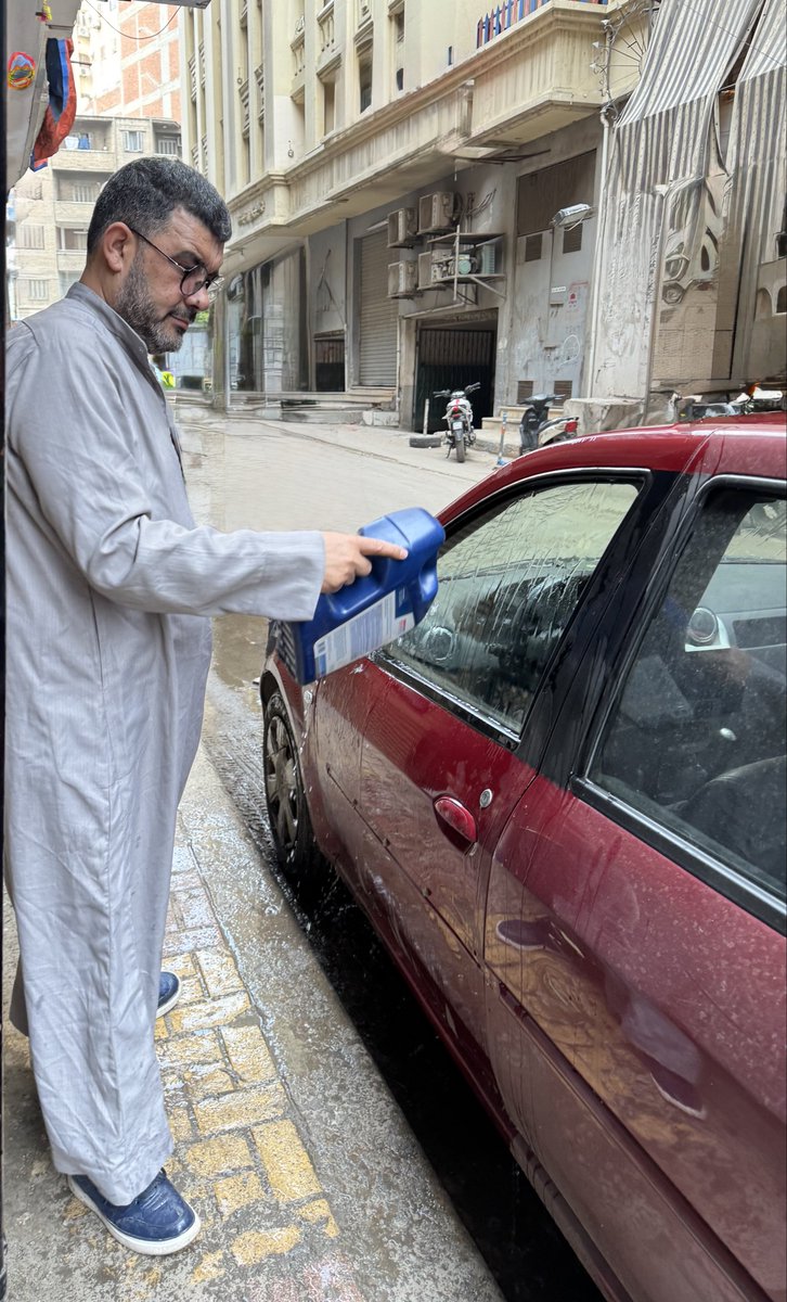 emanaymanz's tweet photo. ربنا يبارك لبابا حبيبي بينزل كل يوم قبل معاد شغلي يمسحلي العربية ويبص ع الكاوتش والزيت والماية ولو مفيهاش بنزين يروح يحطلي وييجي، وميطلعش البيت غير لما يتطمن إني ربطت الحزام ومشيت ويشاورلي باي باي في المراية
الحياة كانت شاقة عليا جدا بس كان دايما ربنا بيلطف بيا بوجود بابا جنبي https://t.co/z8UefDEspo