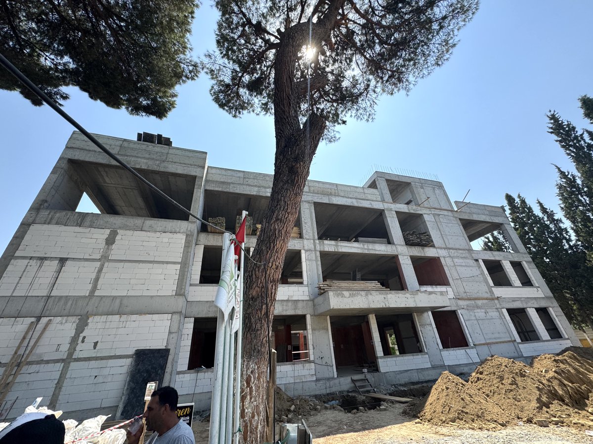 avomerozmen's tweet photo. 📍Umurlu
Milli Eğitim Bakanlığımızın “Okullarda Afet Risk Yönetimi Projesi” kapsamında #Umurlu mahallemizde yapımı süren 12 derslikli Fatih İlkokulu inşaat alanını ziyaret ettik.
Devam eden çalışmaları yerinde inceleyerek, yüklenici firma yetkililerinden proje süreci ve gelinen son aşama hakkında bilgi aldık.
Eğitim altyapısını güçlendirme ve çocuklarımıza daha güvenli, modern ortamlar sunma hedefiyle yürütülen bu önemli yatırımın, Umurlu mahallemize ve öğrencilerimize hayırlı olmasını temenni ediyoruz.