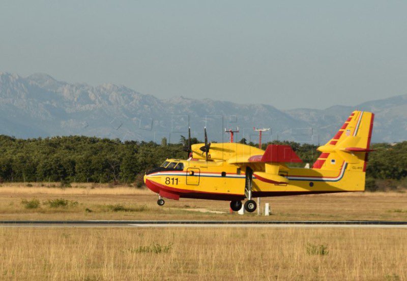 U tijeku je angažman jednog Canadaira CL-415 na požarištu Brusje na otoku Hvaru❗️