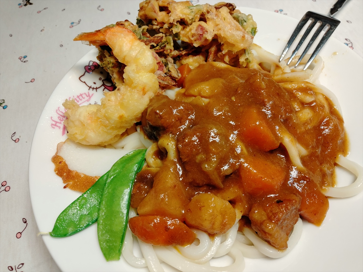 Kobayasimaru's tweet photo. 金曜日はおお婆様が曜日の感覚がわからなくならないよーにカレーなのだ！
週に一度メニューを考えなくていい日でもあります😃

��具たくさんお家カレー
②手羽中唐揚げと残り物スペシャ��
③天ぷらうどん準備中に「ゆでうどんにカレーかけて食べたい」とのお言葉があった時の品 https://t.co/9lFx9qx33W