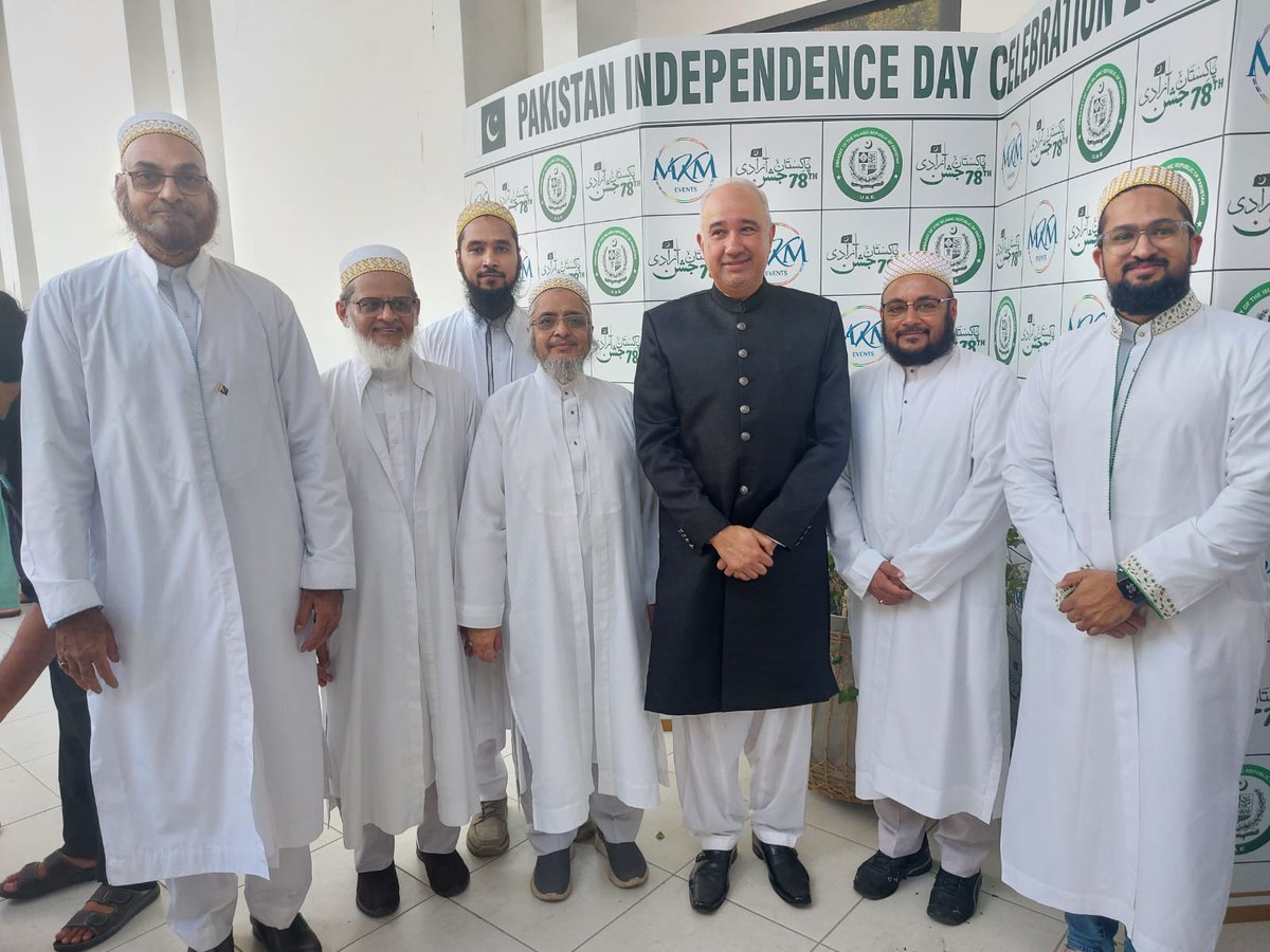 Against the backdrop of the fluttering green &amp; white flag 🇵🇰, the <a href="/Dawoodi_Bohras/">The Dawoodi Bohras</a> of Pakistani origin in #AbuDhabi celebrated Independence Day at the <a href="/PakinUAE_/">Pakistan Embassy UAE</a>. Welcomed by HE Faisal Niaz Tirmizi, Ambassador of Pakistan to the #UAE, members shared warm greetings and wishes,