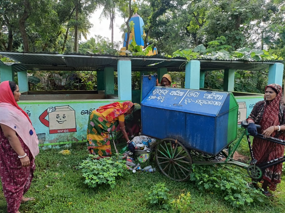 ZPKendrapada's tweet photo. Door to door waste collection eve of "Har Ghar Tiranga Har Ghar Swachhata"from different blocks under kendrapara district. https://t.co/dqudRIEIQA