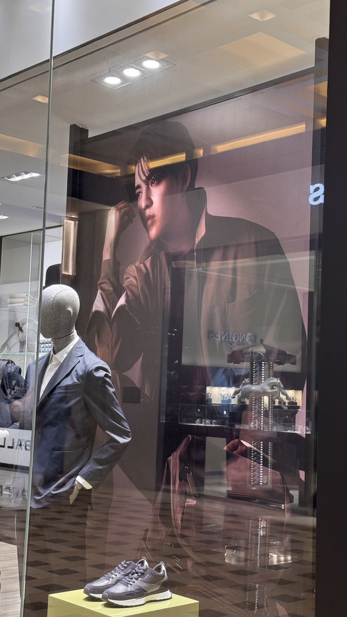 better photo of the poster! he look so good 😭