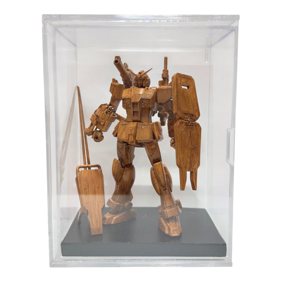 plamocross's tweet photo. 久しぶりのガンプラ作成。木目調ガンダムFSD🪵ディスプレイケースにいれて木彫りのお土産風に🐻 #ガンプラ #木製 https://t.co/hi5OguhcT9
