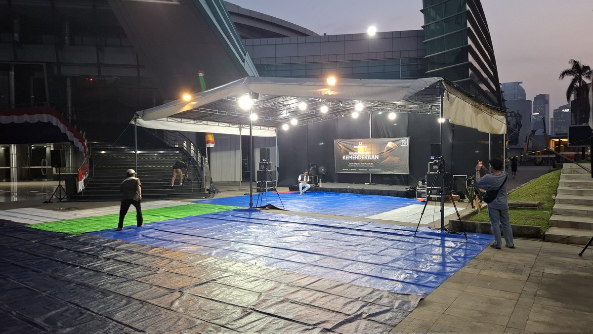 Suasana sore ini di Plaza Teater Besar Taman Ismail Marzuki, Cikini, Jakarta Pusat.

Tenda, panggung dan pelantang suara sudah selesai dipasang. Sampai jumpa malam nanti di #KCAgustus