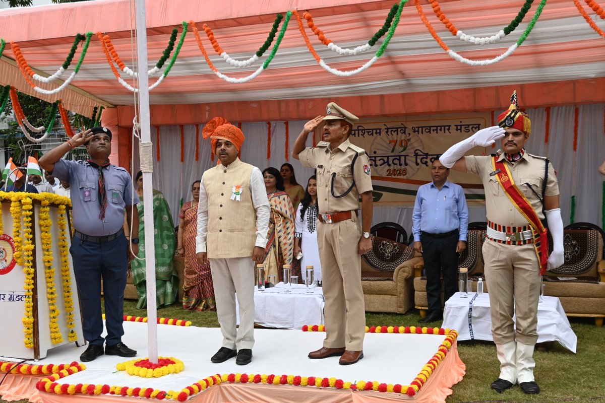 DRM Bhavnagar (@drm_bvp) on Twitter photo 79рд╡реЗрдВ рд╕реНрд╡рддрдВрддреНрд░рддрд╛ рджрд┐рд╡рд╕ рдХреЗ рдЕрд╡рд╕рд░ рдкрд░ рдЖрдпреЛрдЬрд┐рдд рдХрд╛рд░реНрдпрдХреНрд░рдо рдореЗрдВ рднрд╛рд╡рдирдЧрд░ рдордВрдбрд▓ рдХреЗ рдордВрдбрд▓ рдХрд╛рд░реНрдпрд╛рд▓рдп рдХреЗ рдкреНрд░рд╛рдВрдЧрдг рдореЗрдВ рд░рд╛рд╖реНрдЯреНрд░реАрдп рдзреНрд╡рдЬ рдХрд╛ рдзреНрд╡рдЬрд╛рд░реЛрд╣рдг рддрдерд╛ рдЭрдВрдбреЗ рдХреЛ рд╕рд▓рд╛рдореАред
#79рд╡рд╛рдВрд╕реНрд╡рддрдВрддреНрд░рддрд╛рджрд┐рд╡рд╕ #BhavnagarDivision #IndianRailways #AzadiKaAmritMahotsav #IndependenceDay2025 #IDC2025 #WesternRailway 79рд╡реЗрдВ рд╕реНрд╡рддрдВрддреНрд░рддрд╛ рджрд┐рд╡рд╕ рдХреЗ рдЕрд╡рд╕рд░ рдкрд░ рдЖрдпреЛрдЬрд┐рдд рдХрд╛рд░реНрдпрдХреНрд░рдо рдореЗрдВ рднрд╛рд╡рдирдЧрд░ рдордВрдбрд▓ рдХреЗ рдордВрдбрд▓ рдХрд╛рд░реНрдпрд╛рд▓рдп рдХреЗ рдкреНрд░рд╛рдВрдЧрдг рдореЗрдВ рд░рд╛рд╖реНрдЯреНрд░реАрдп рдзреНрд╡рдЬ рдХрд╛ рдзреНрд╡рдЬрд╛рд░реЛрд╣рдг рддрдерд╛ рдЭрдВрдбреЗ рдХреЛ рд╕рд▓рд╛рдореАред
#79рд╡рд╛рдВрд╕реНрд╡рддрдВрддреНрд░рддрд╛рджрд┐рд╡рд╕ #BhavnagarDivision #IndianRailways #AzadiKaAmritMahotsav #IndependenceDay2025 #IDC2025 #WesternRailway