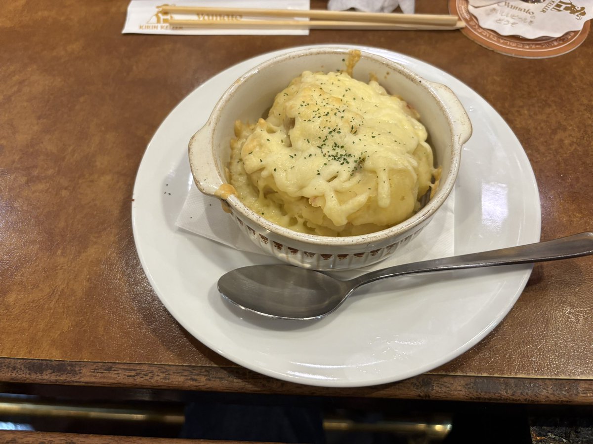 駅前3ビルB2「ケラーヤマト」にてビール、辛ソーセージ、ジャーマンポテトを

ビールの注ぎ方が絶妙！
マッシュポテトにチーズがかかったジャーマンポテトがめっちゃ美味い😊